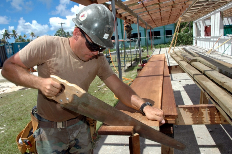 menuisier-MALAUSSENE-min_worker_construction_building_carpenter_male_job_build_helmet-893290